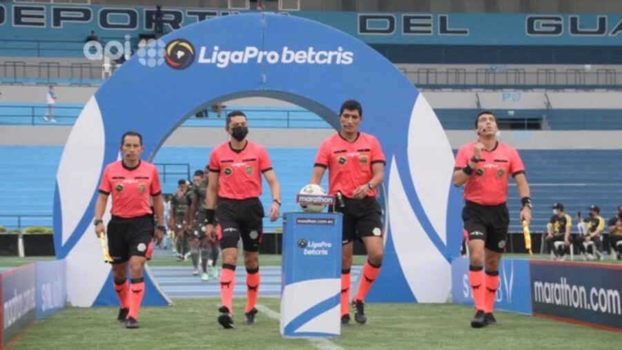 Los árbitros del fútbol ecuatoriano dirigen sin seguro de vida
